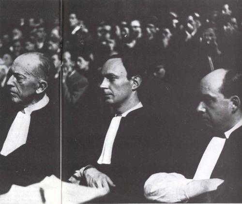les avocats de Petain pendant son proces